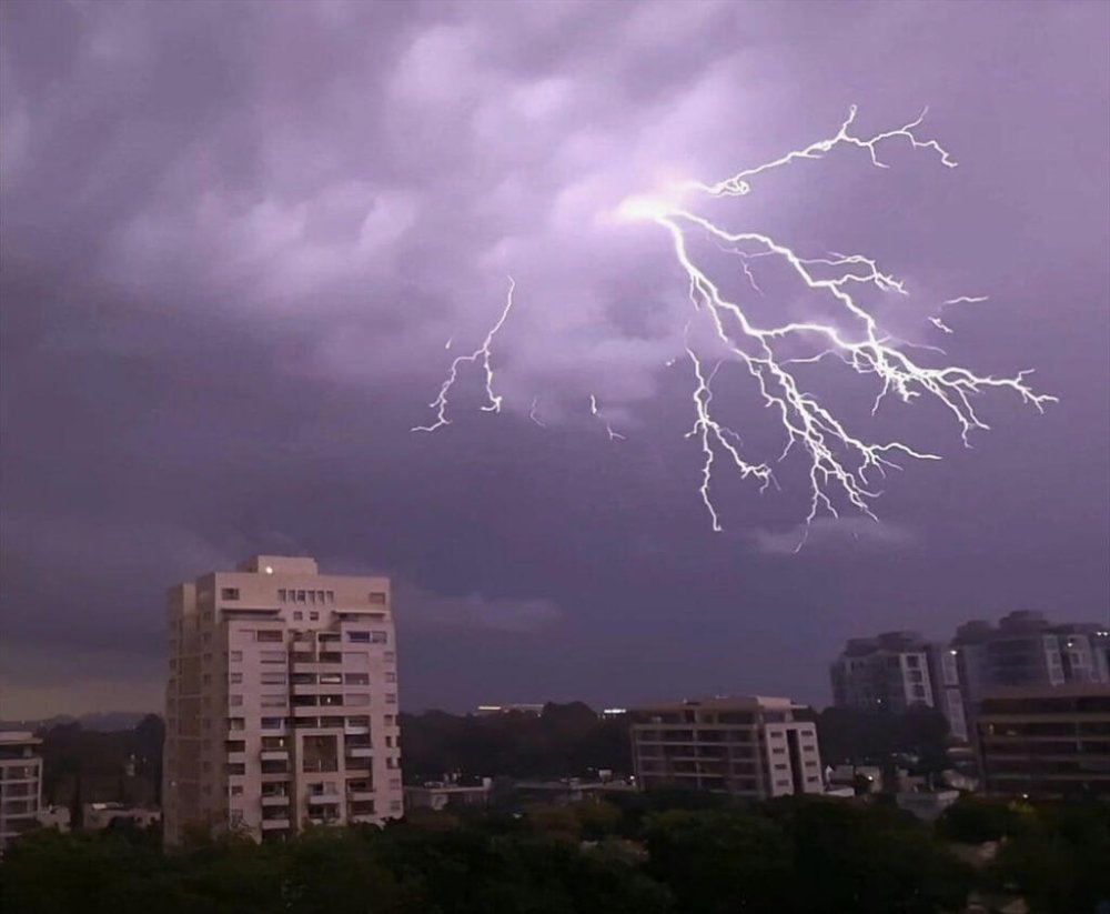 حالة الطقس.. استمرار الأمطار الرعدية ورياح مثيرة للأتربة والغبار